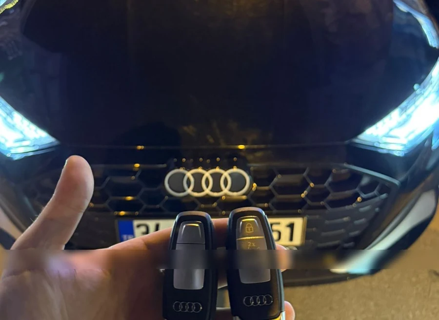 Audi araç anahtarı — oto anahtar yakın görünüm.