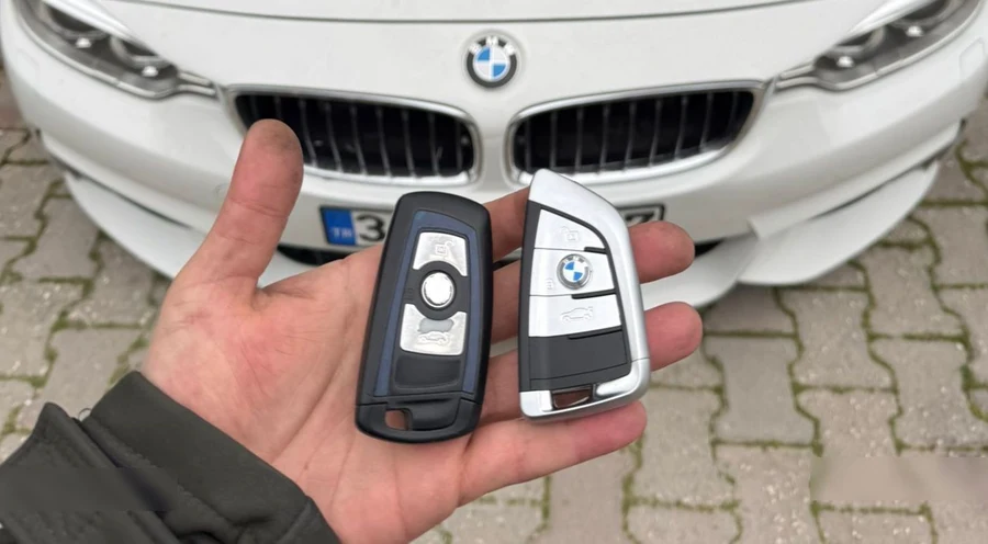 BMW smart key — oto anahtar yakın görünüm.