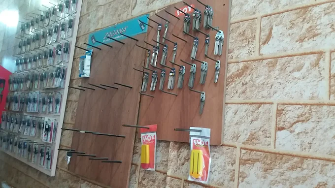 Umut Anahtar dükkânında anahtar ürün duvarı — çeşitli anahtar modelleri.