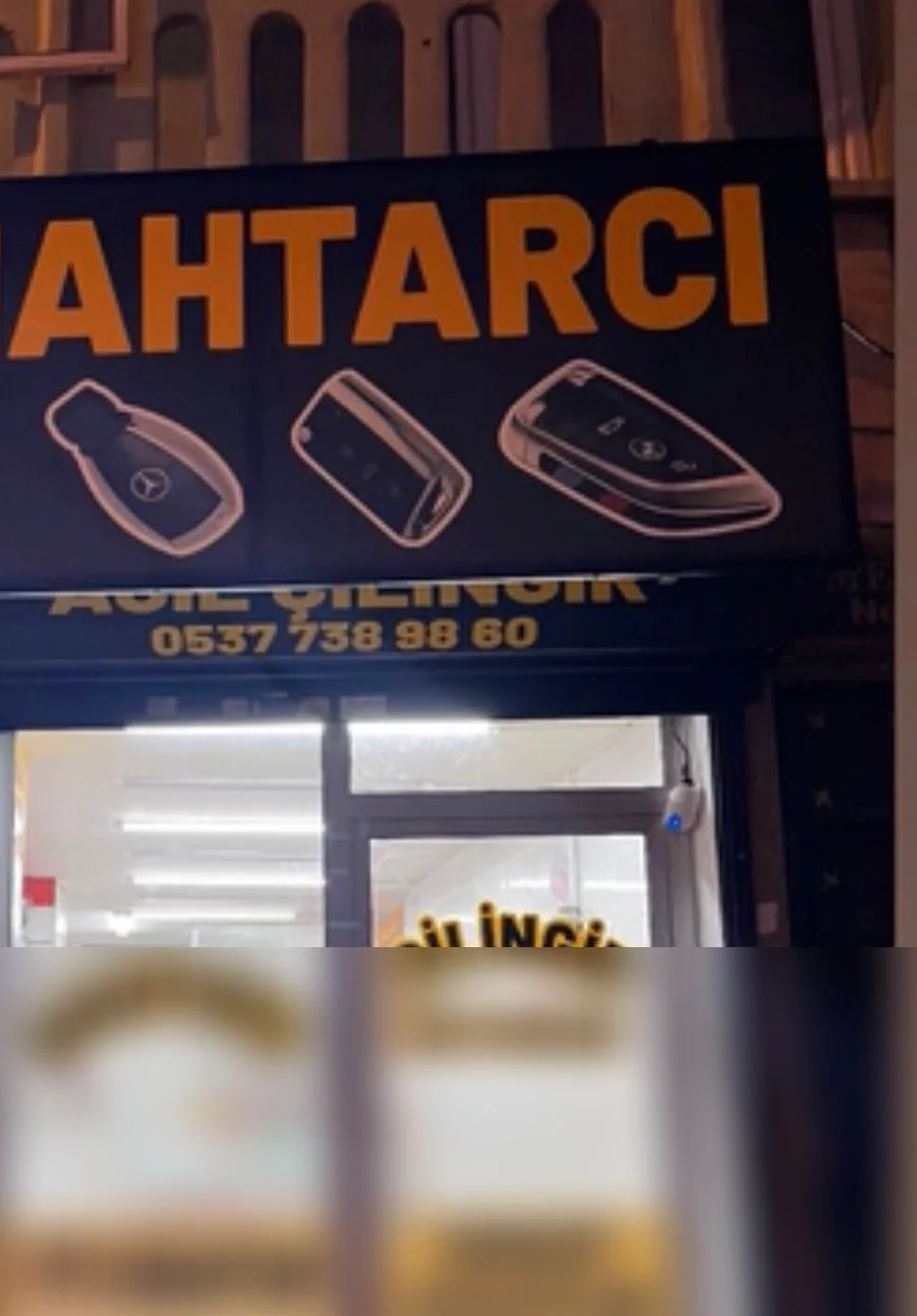 Küçükçekmece'de çilingir ve oto anahtar hizmeti veren anahtarcı dükkânının gece dış görünümü.
