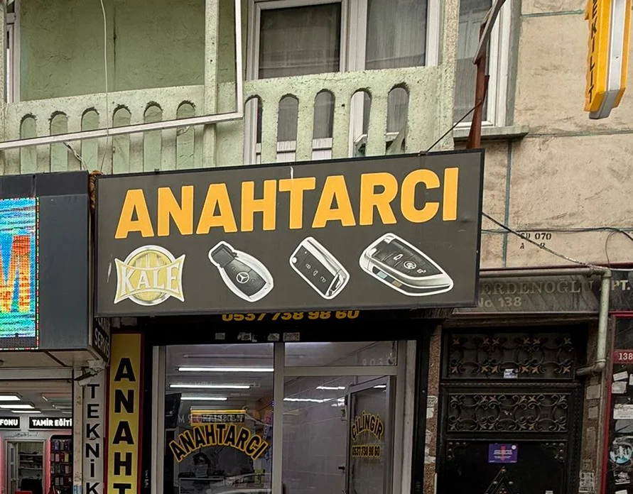 Umut Anahtar tabela — Bağlar Caddesi anahtarcı dükkânı.