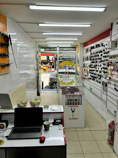 Umut Anahtar dükkânı giriş görünümü — Küçükçekmece anahtarcı iç mekân.