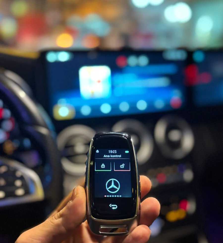 Mercedes dijital anahtar — oto anahtar yakın görünüm.