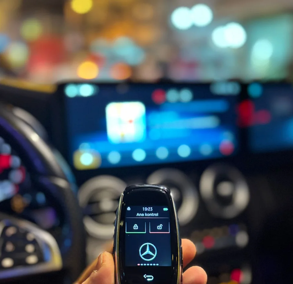Mercedes dijital anahtar — oto anahtar yakın görünüm.