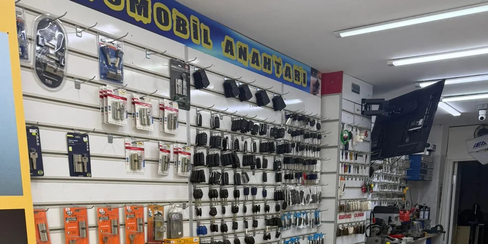 Oto anahtar ve araç kumandası ürün panosu — yakın görünüm.