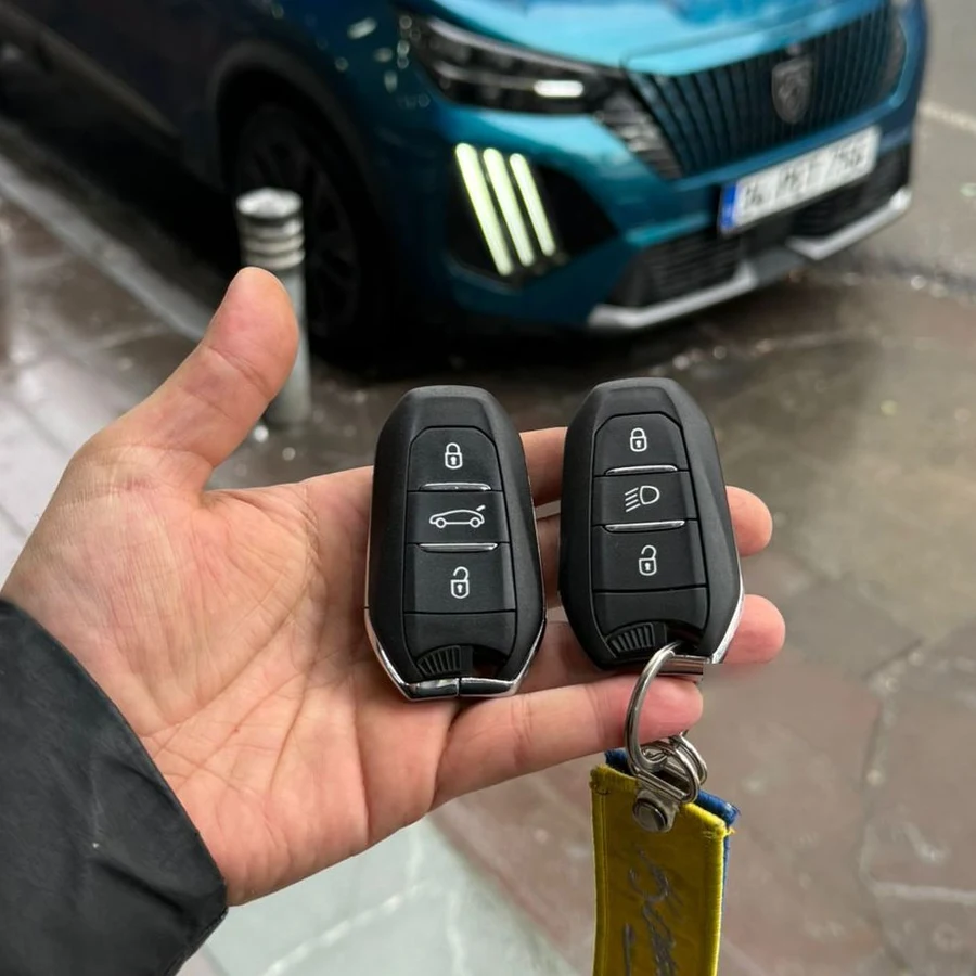 Peugeot kumanda — oto anahtar yakın görünüm.