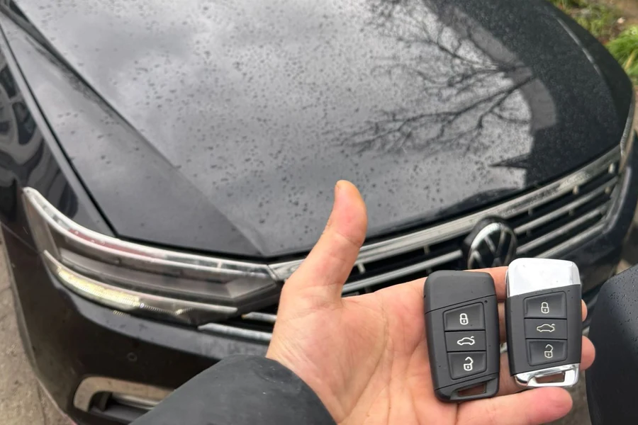 Volkswagen araç anahtarı — oto anahtar yakın görünüm.